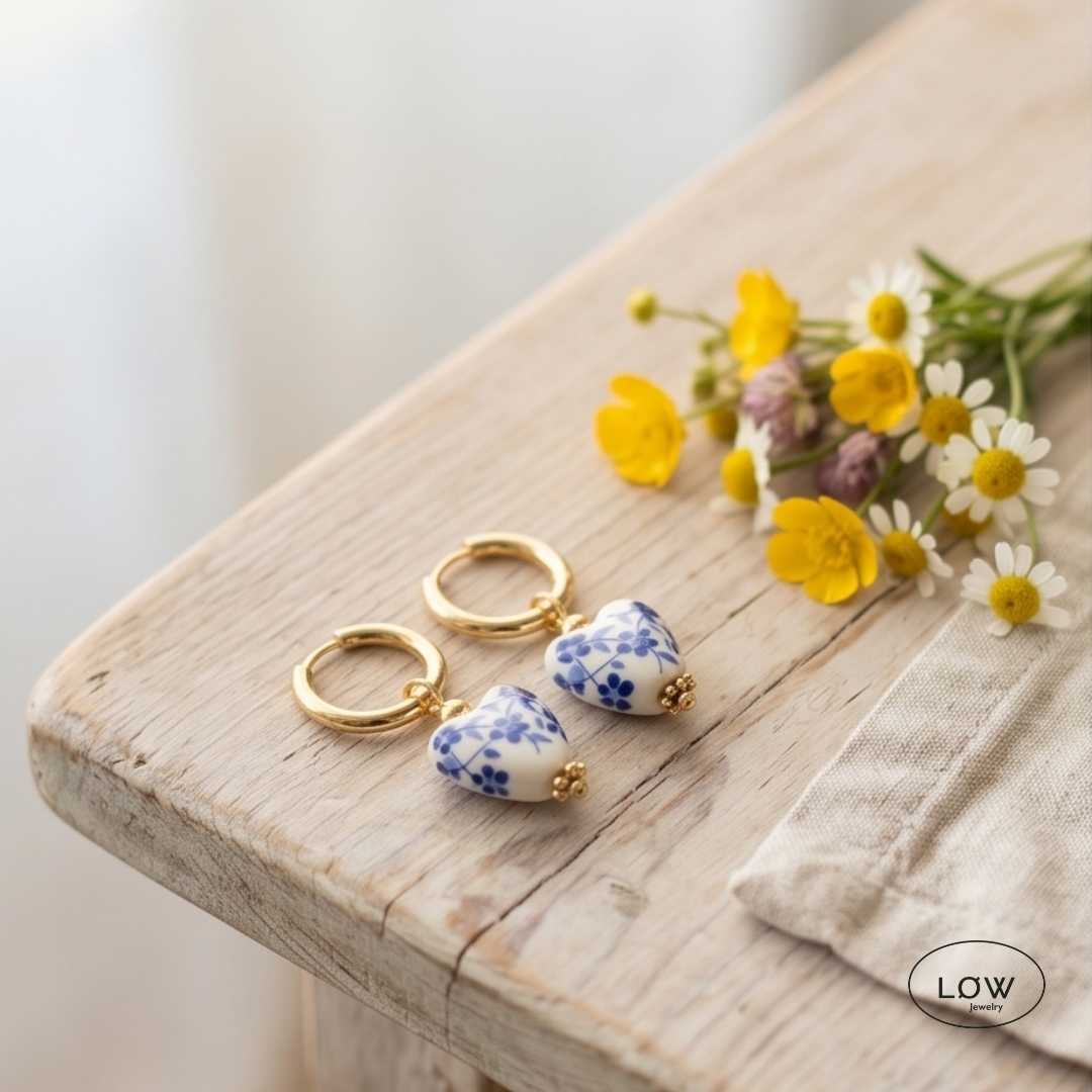 Blue Porcelain Heart Hoop Earrings øredobber med porselensannheng med blått romantisk møster vintageinspirerte LØW Jewelry