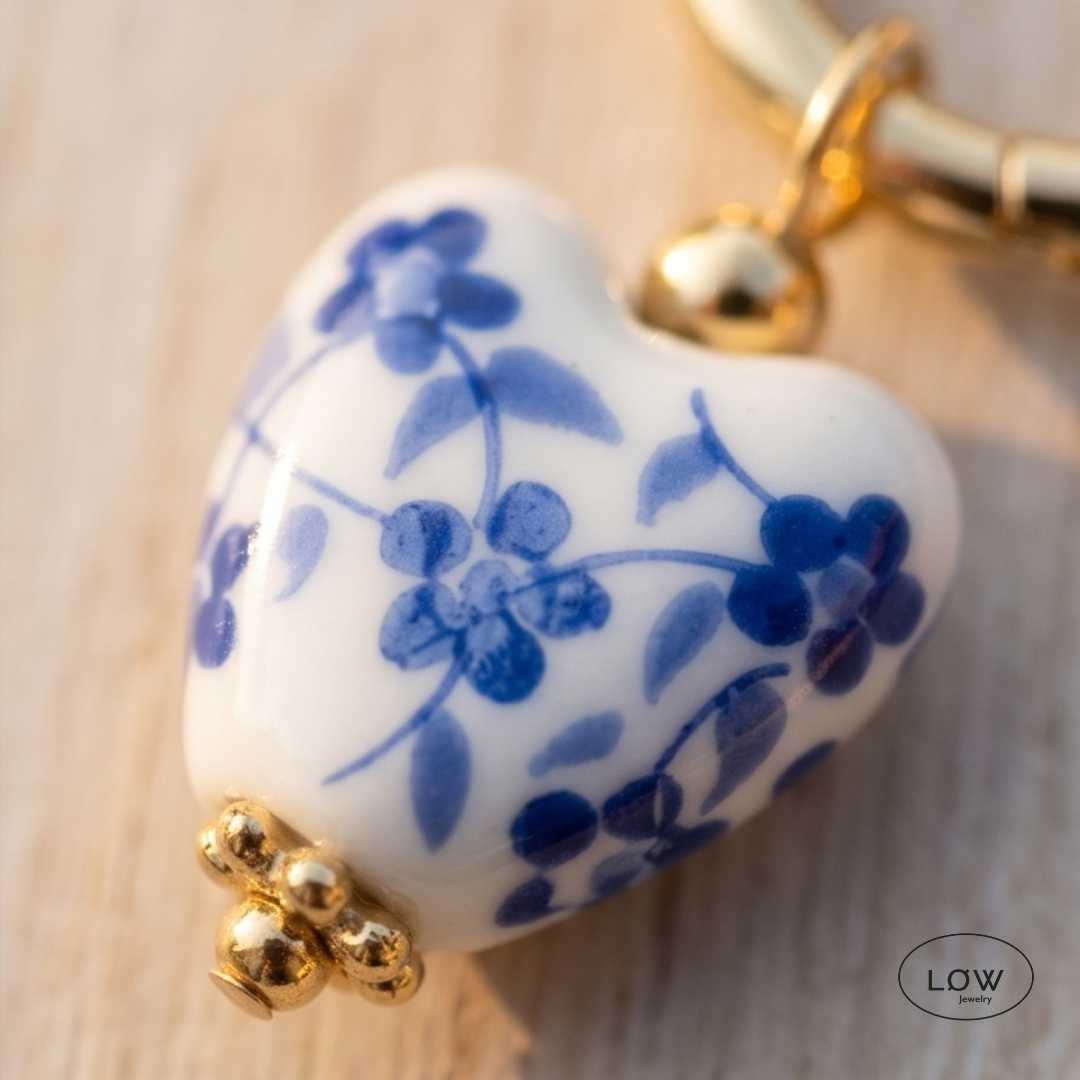 Blue Porcelain Heart Hoop Earrings øredobber med porselensannheng med blått romantisk møster vintageinspirerte LØW Jewelry