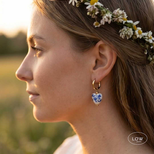 Blue Porcelain Heart Hoop Earrings øredobber med porselensannheng med blått romantisk møster vintageinspirerte LØW Jewelry