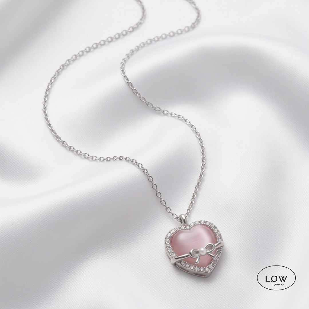 Halssmykke med hjerteannheng Blush Heart Bow Necklace Silver LØW Jewelry