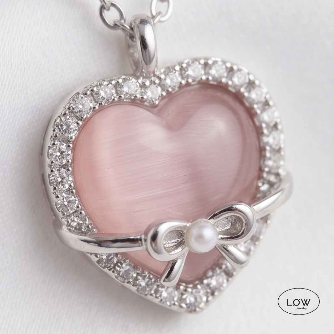Halssmykke med hjerteannheng Blush Heart Bow Necklace Silver LØW Jewelry