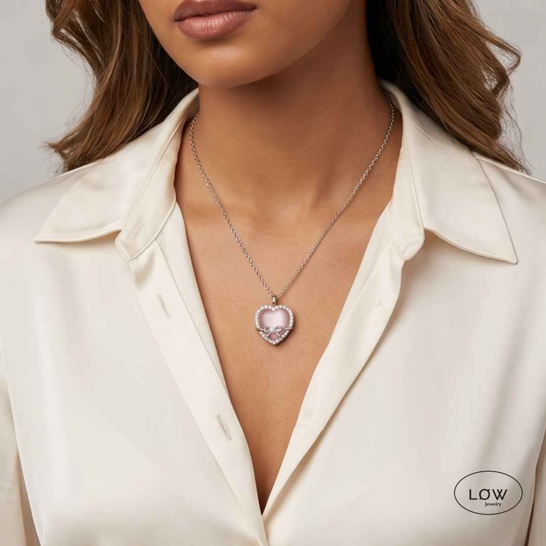 Halssmykke med hjerteannheng Blush Heart Bow Necklace Silver LØW Jewelry