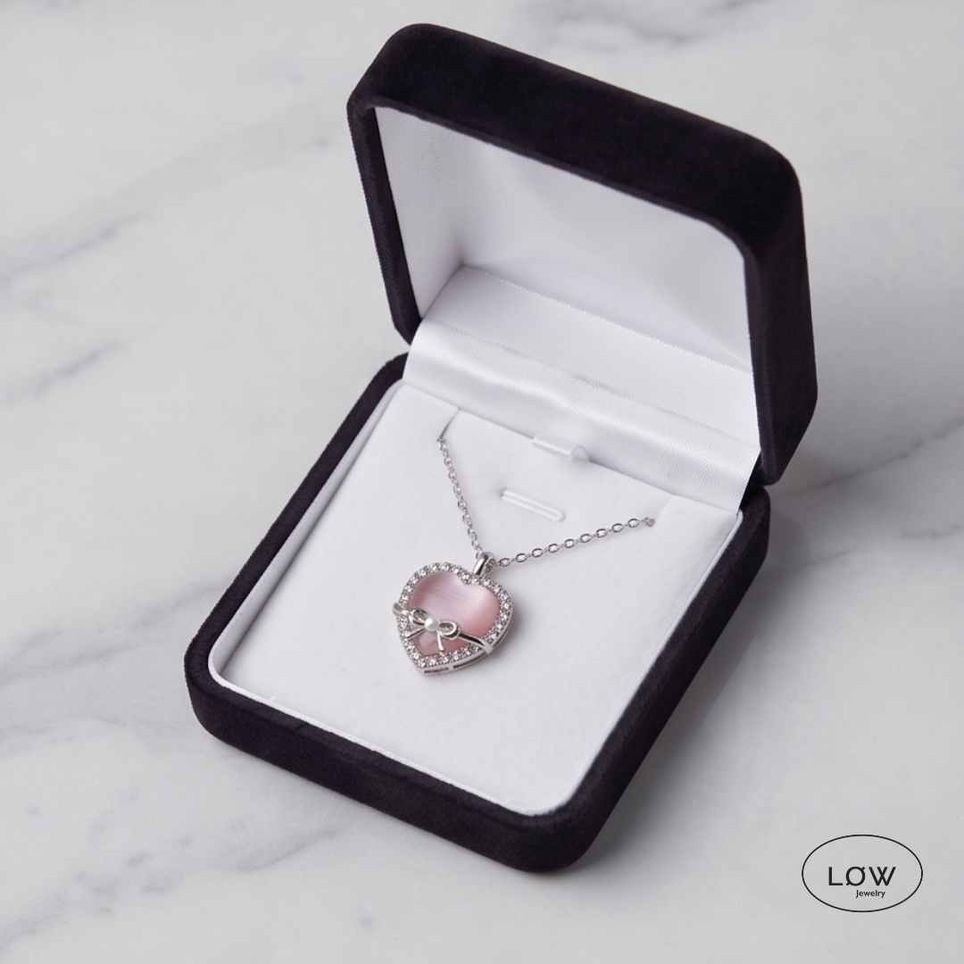 Halssmykke med hjerteannheng Blush Heart Bow Necklace Silver LØW Jewelry