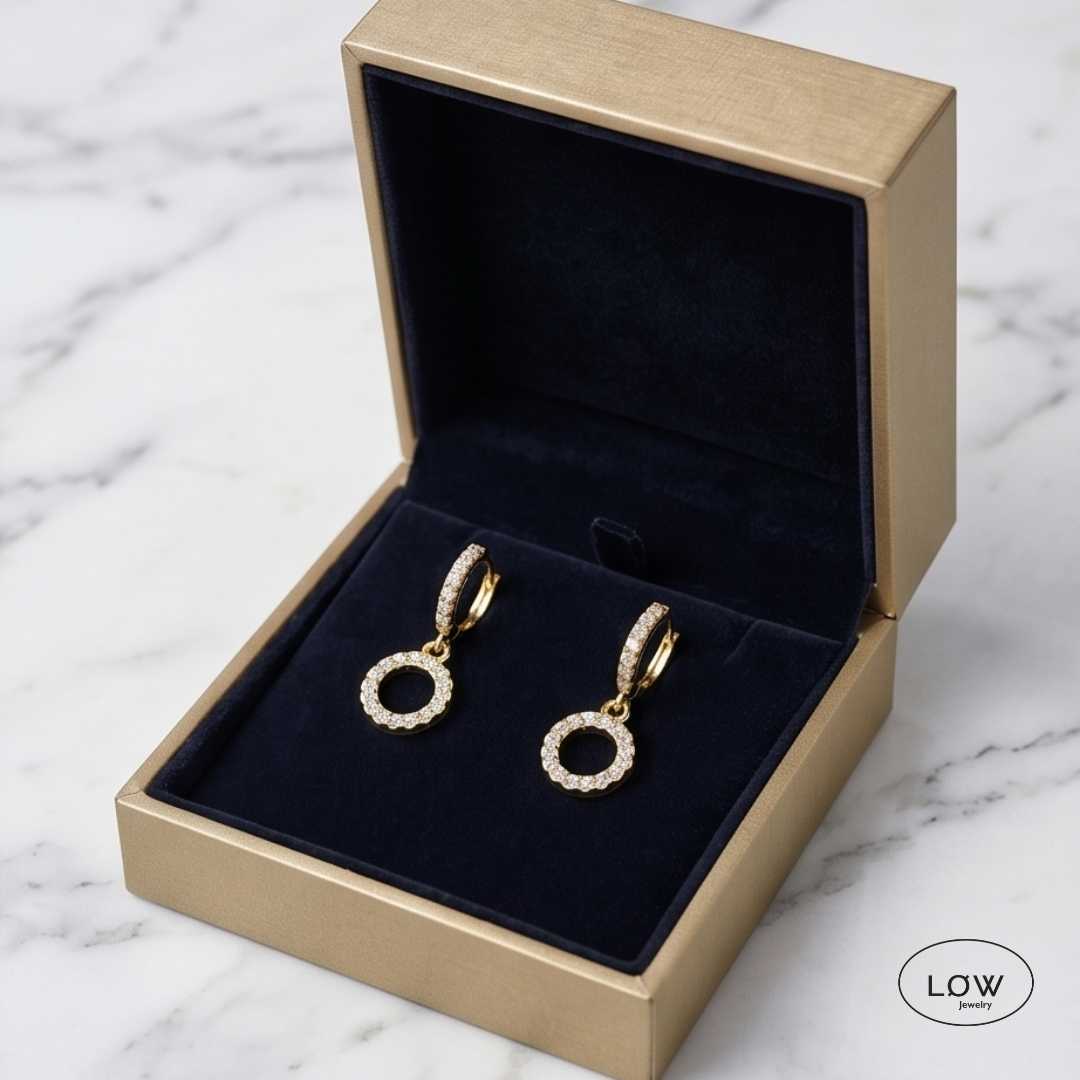 Celeste Circle Charm Hoop Earrings Gold fra LØW Jewelry øreringer