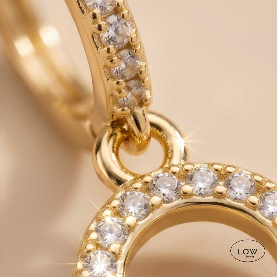Celeste Circle Charm Hoop Earrings Gold fra LØW Jewelry øreringer