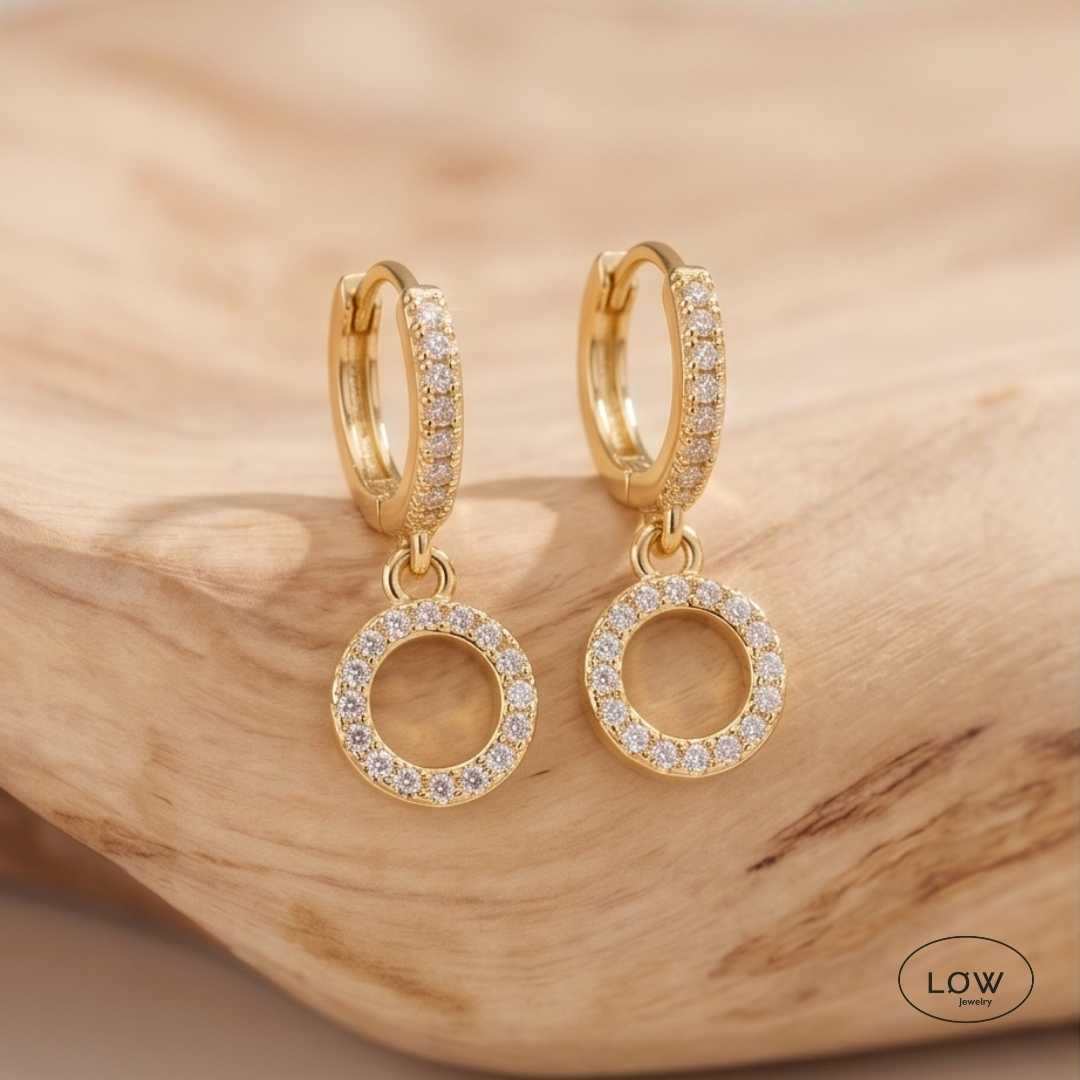 Celeste Circle Charm Hoop Earrings Gold fra LØW Jewelry øreringer