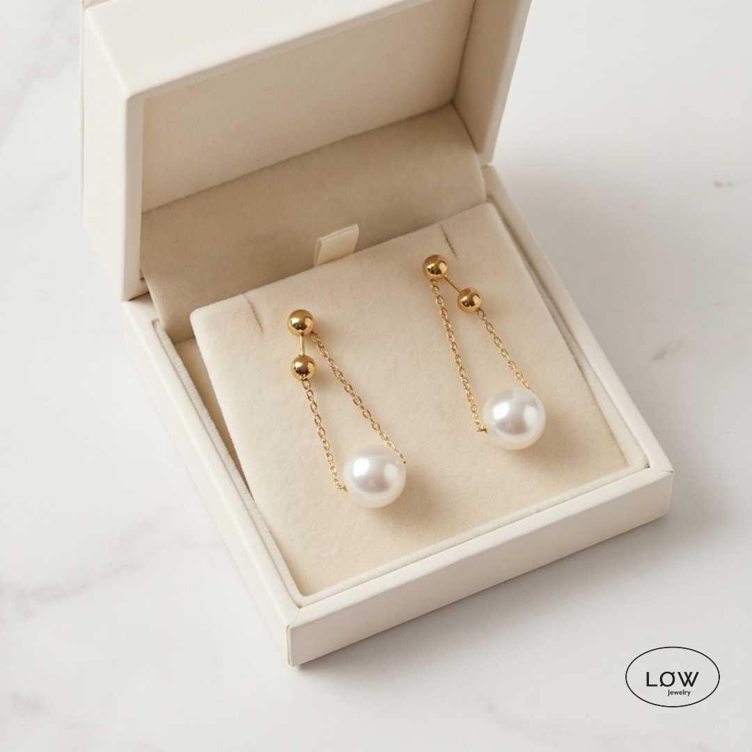 Celeste Floating Pearl Earrings Gold fra LØW Jewelry