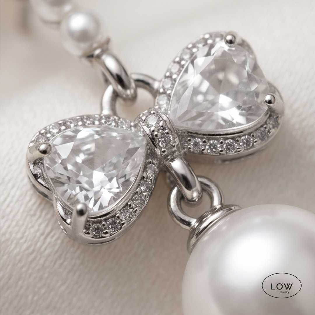 Celeste Pearl Bow Earrings fra LØW Jewelry øredobber 