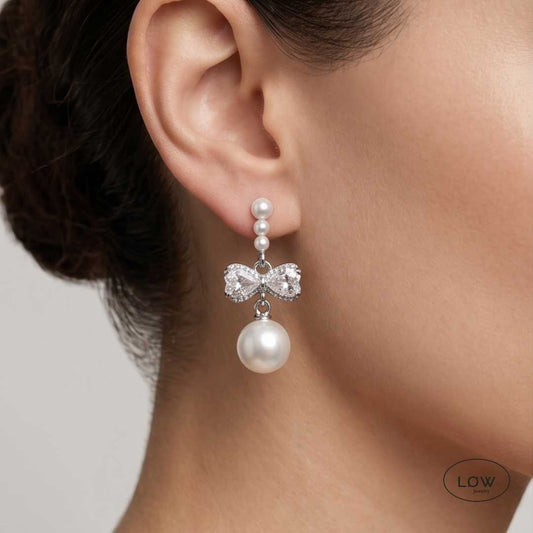 Celeste Pearl Bow Earrings fra LØW Jewelry