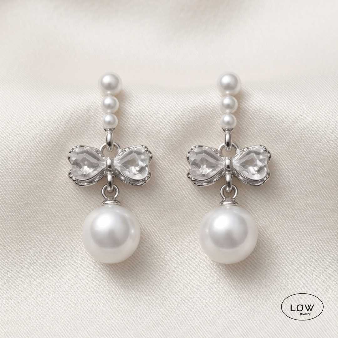 Celeste Pearl Bow Earrings fra LØW Jewelry