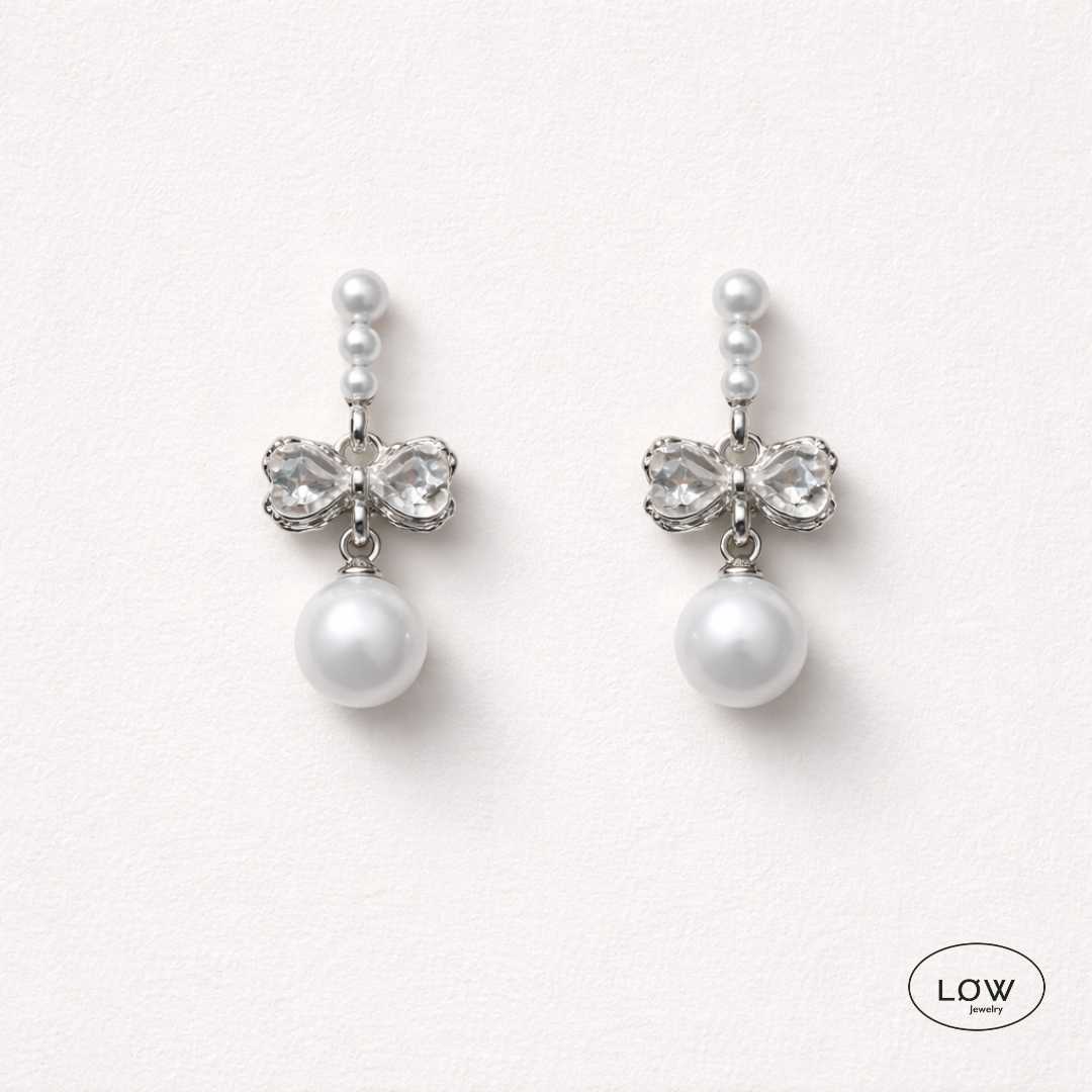 Celeste Pearl Bow Earrings fra LØW Jewelry