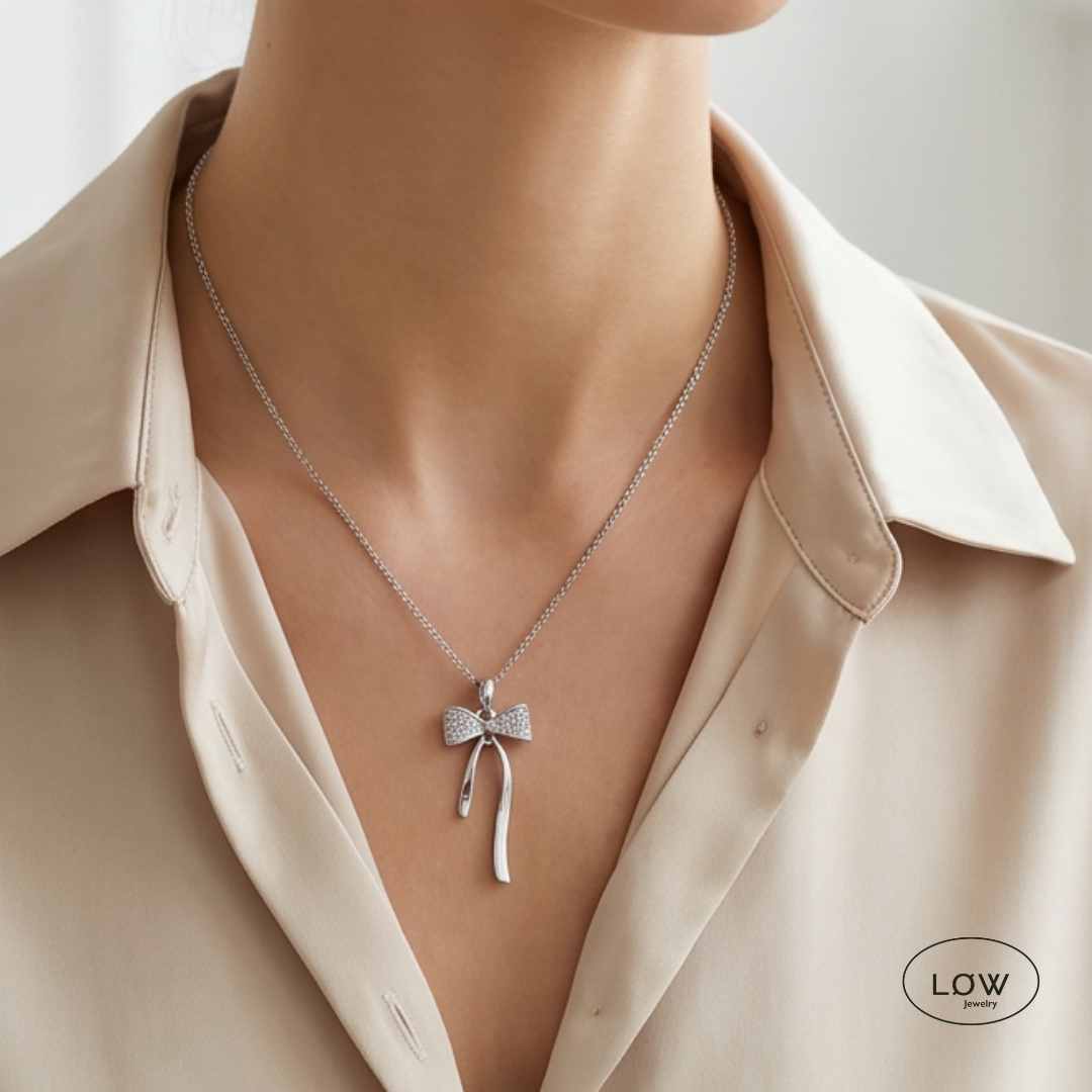 Celeste Bow Zircon Necklace Silver fra LØW Jewelry halssmykke