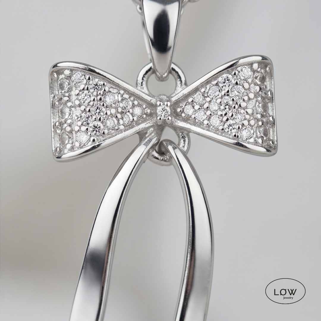Celeste Bow Zircon Necklace Silver fra LØW Jewelry halssmykke