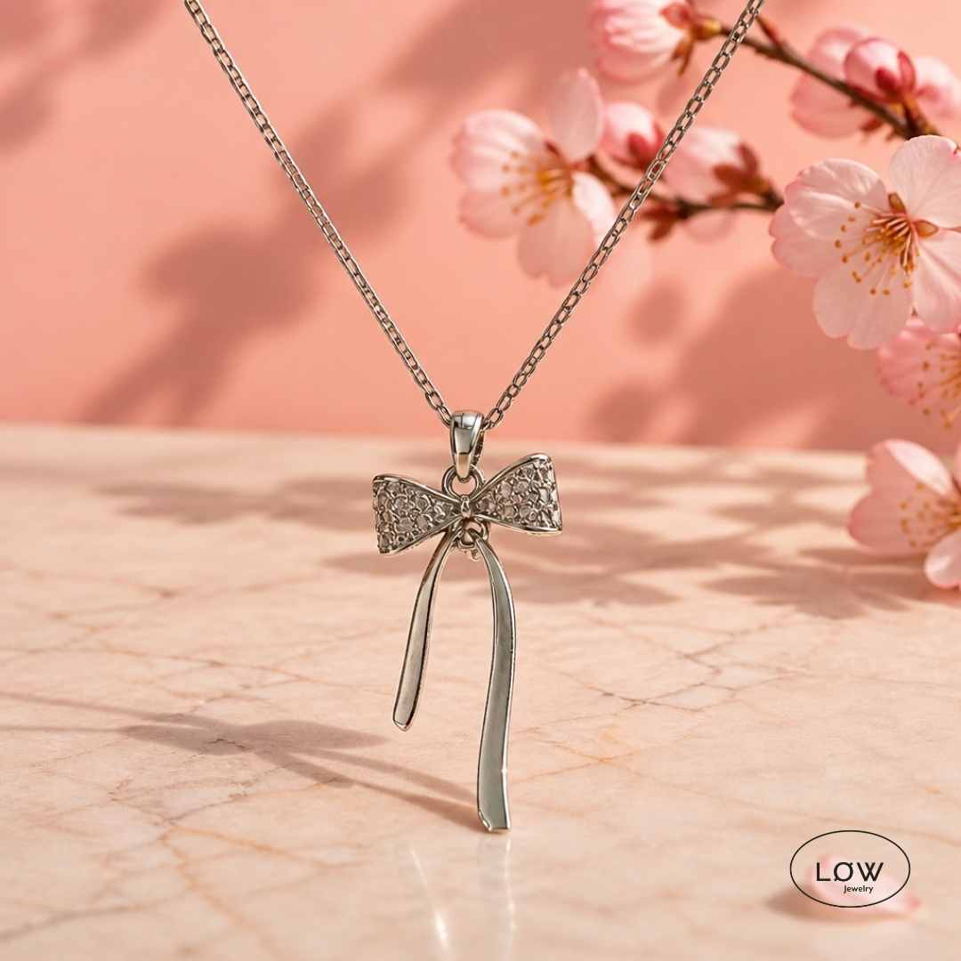 Celeste Bow Zircon Necklace Silver fra LØW Jewelry halssmykke