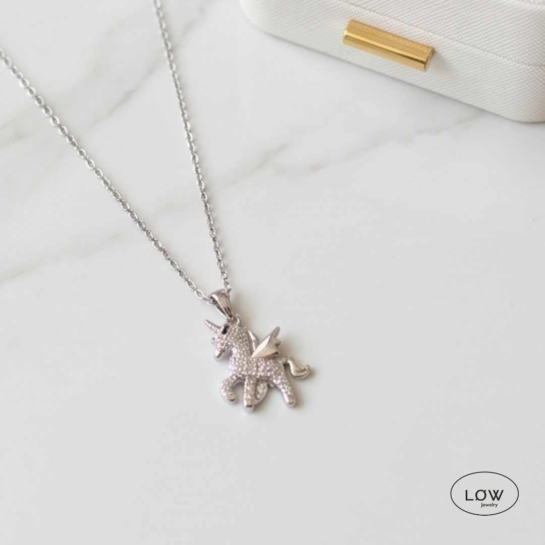 Celestia Unicorn Necklace Silver fra LØW Jewelry halssmykke