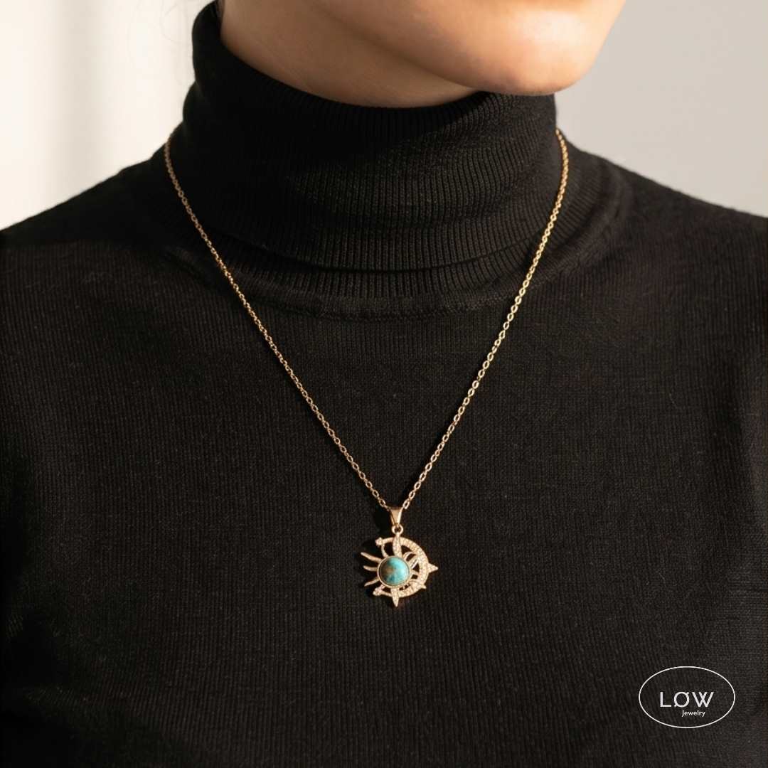 Smykke Celestial Earth Moon Necklace Gold halssmykke LØW Jewelry