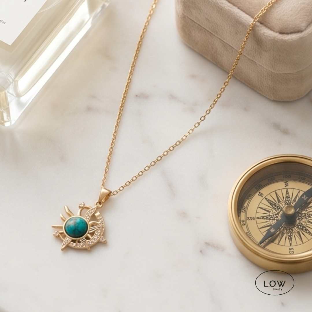 Smykke Celestial Earth Moon Necklace Gold halssmykke LØW Jewelry