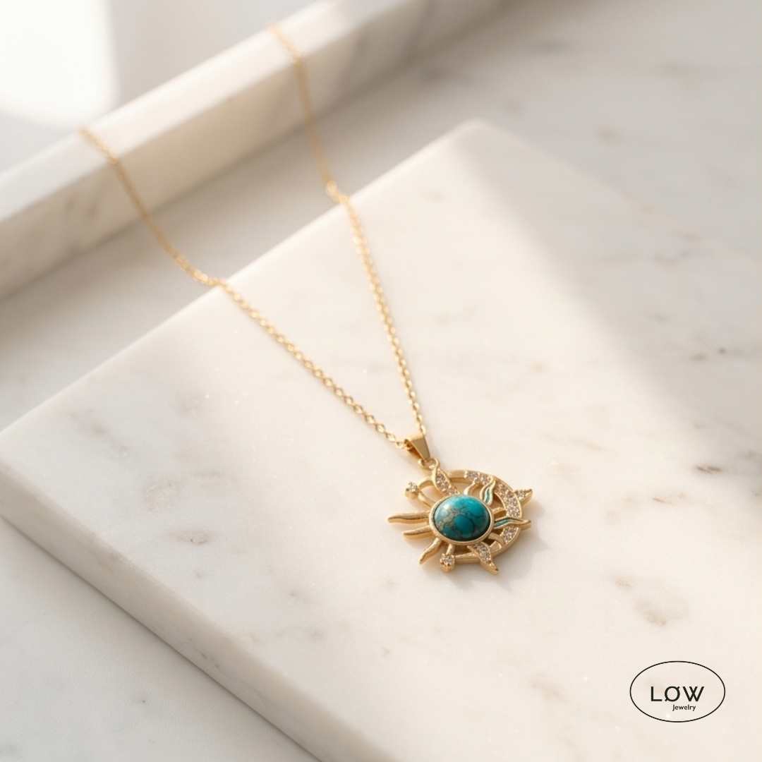 Smykke Celestial Earth Moon Necklace Gold halssmykke LØW Jewelry