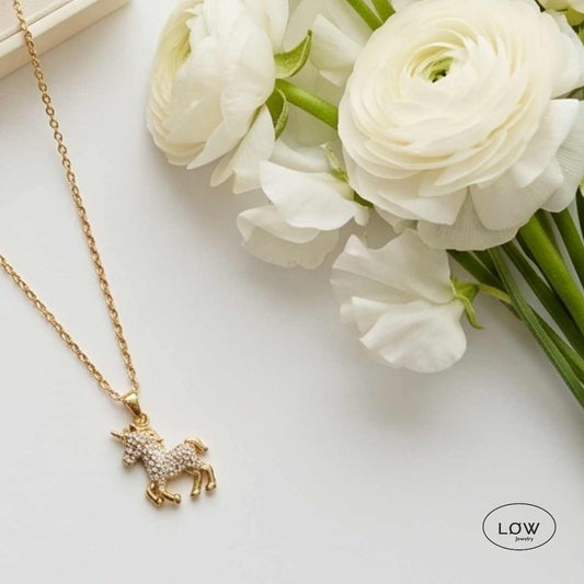 Halssmykke Celestial Unicorn Necklace Gold smykke med enhjørning belsgt med zircon stener LØW Jewelry