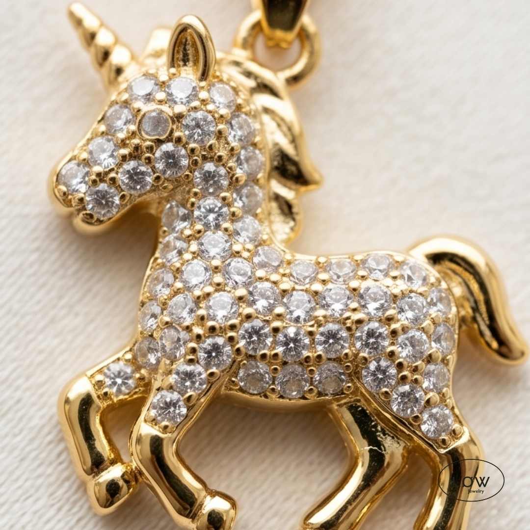 Halssmykke Celestial Unicorn Necklace Gold smykke med enhjørning belsgt med zircon stener LØW Jewelry