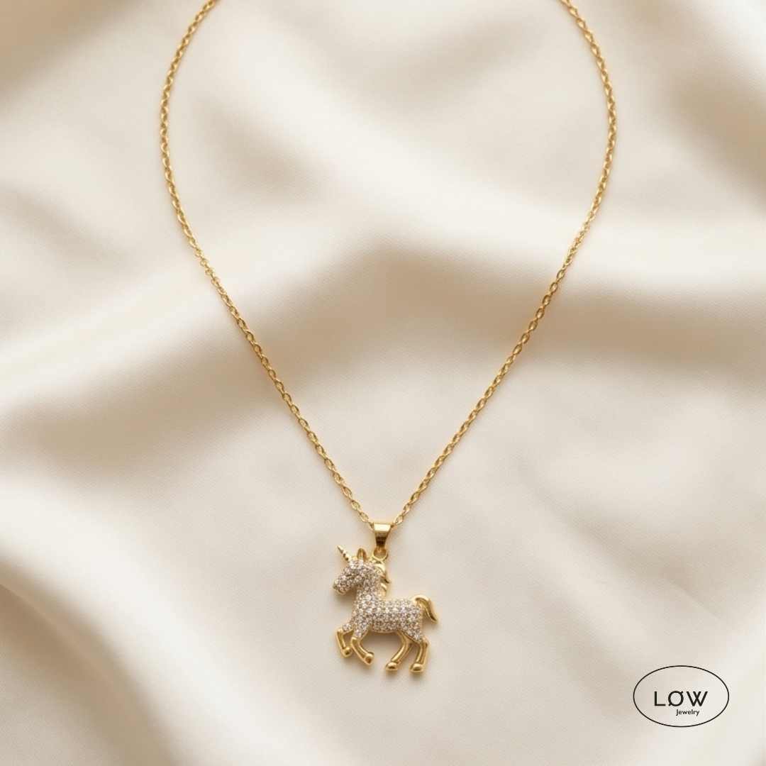 Halssmykke Celestial Unicorn Necklace Gold smykke med enhjørning belsgt med zircon stener LØW Jewelry