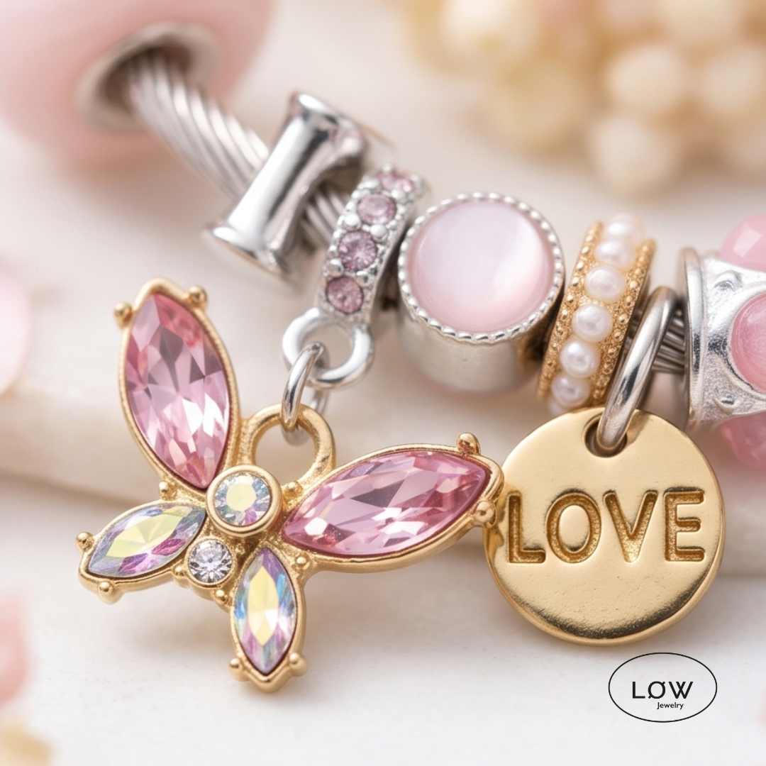 Charms armbånd Butterfly LØW – rosa eller lilla rhinestones LØW Jewelry ferdig fylt charmsarmbånd