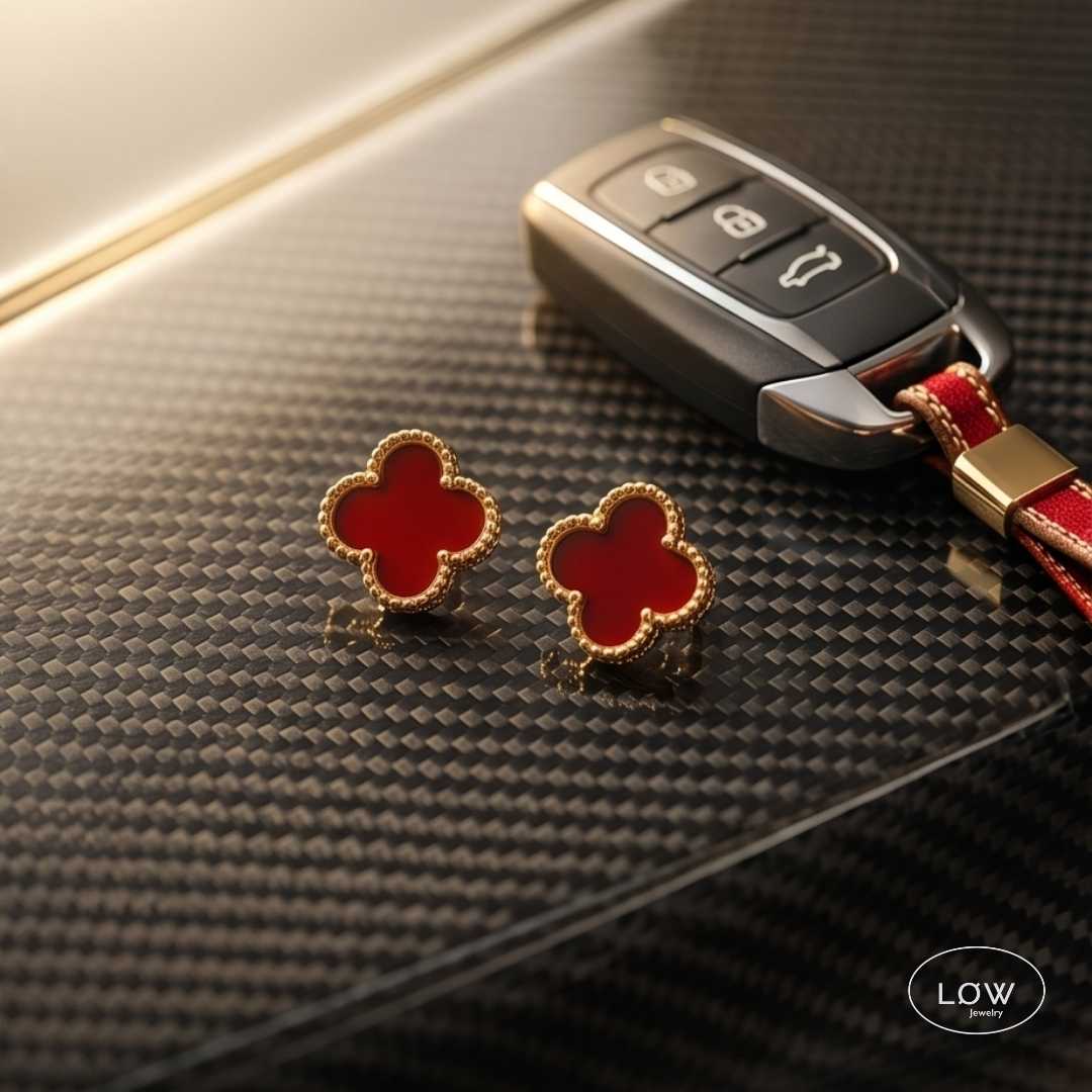 Øredobber Classic Clover Stud Earrings fra LØW Jewelry Ørepynt