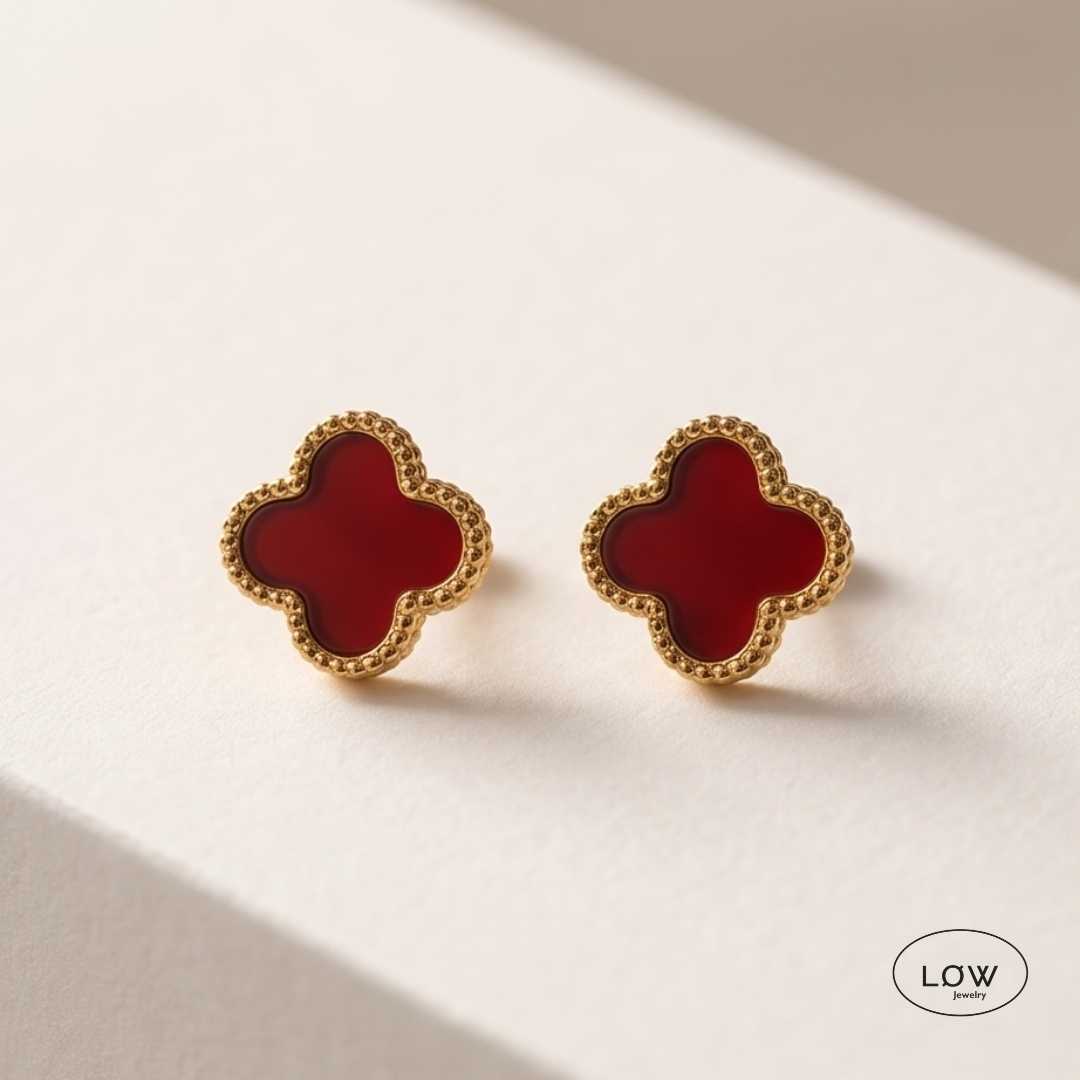 Øredobber Classic Clover Stud Earrings fra LØW Jewelry Ørepynt