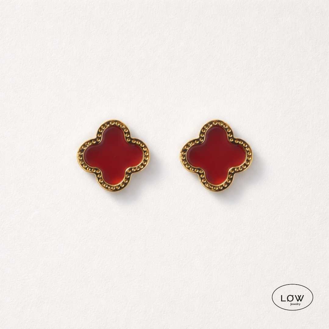 Øredobber Classic Clover Stud Earrings fra LØW Jewelry Ørepynt
