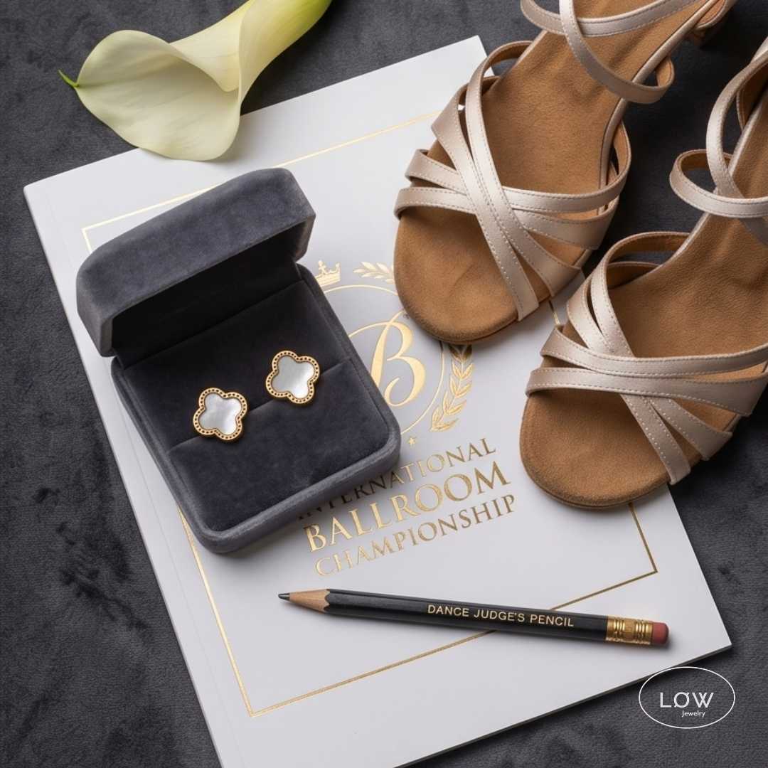 Øredobber Classic Clover Stud Earrings fra LØW Jewelry Ørepynt