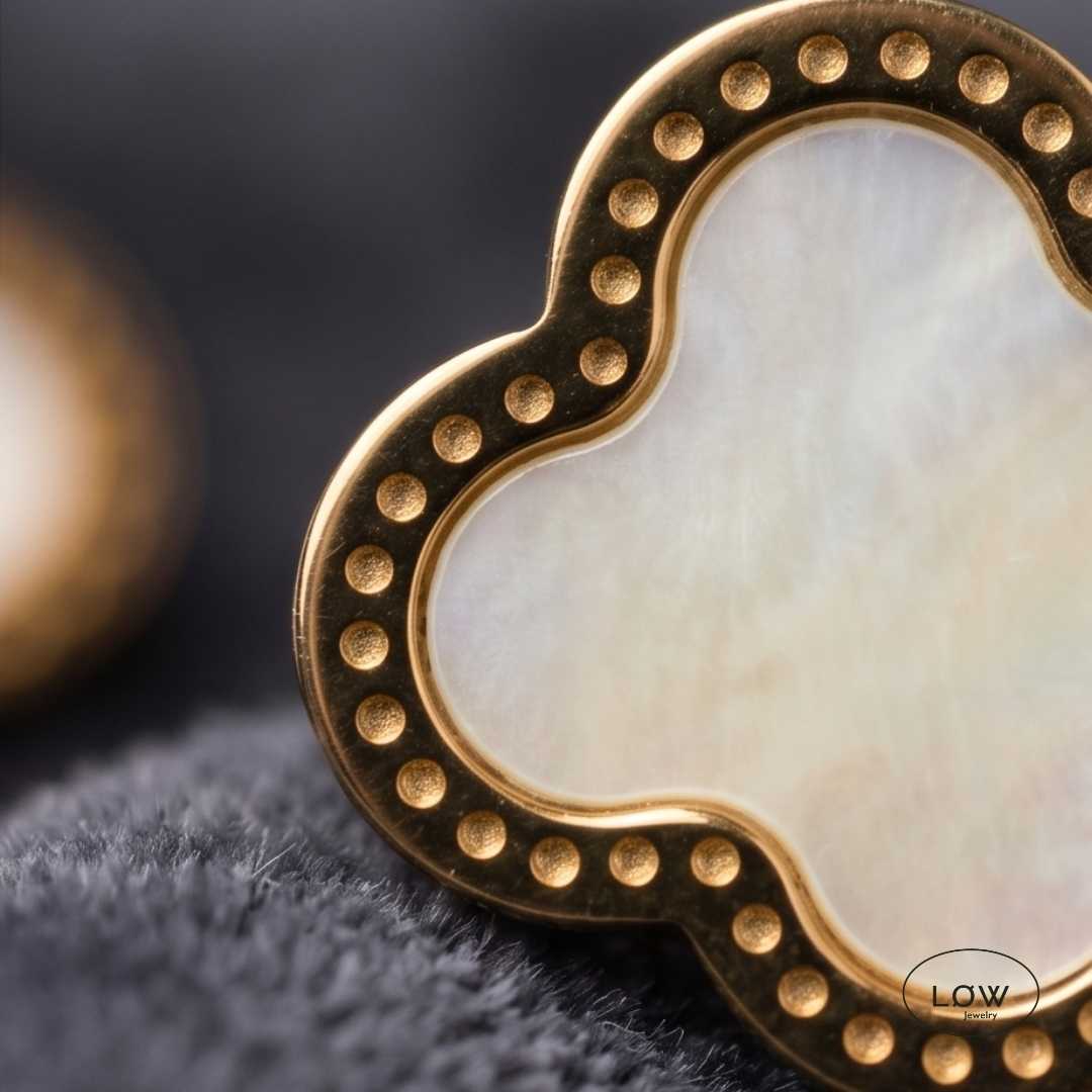 Øredobber Classic Clover Stud Earrings fra LØW Jewelry Ørepynt