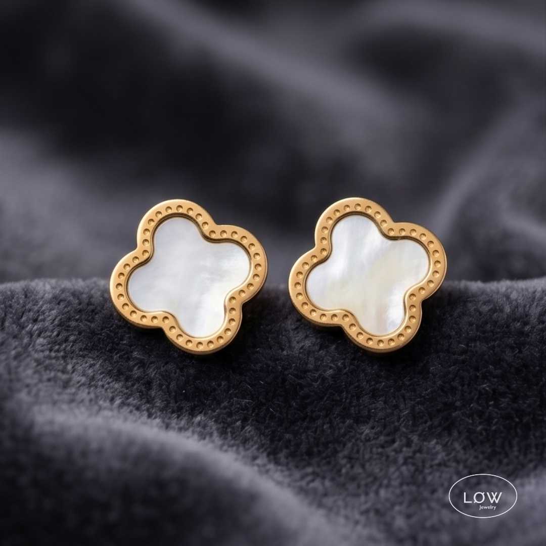 Øredobber Classic Clover Stud Earrings fra LØW Jewelry Ørepynt