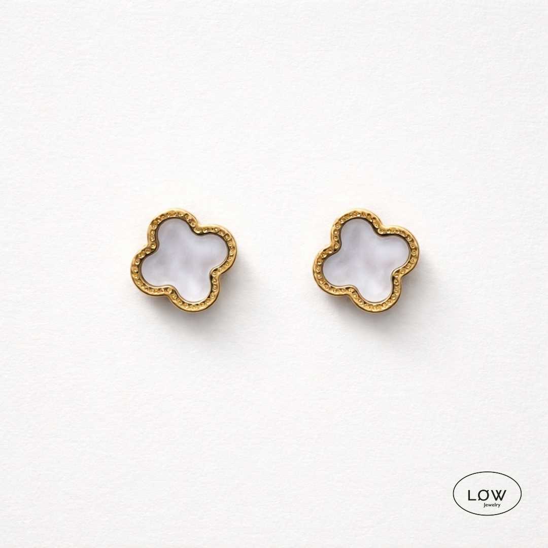Øredobber Classic Clover Stud Earrings fra LØW Jewelry Ørepynt