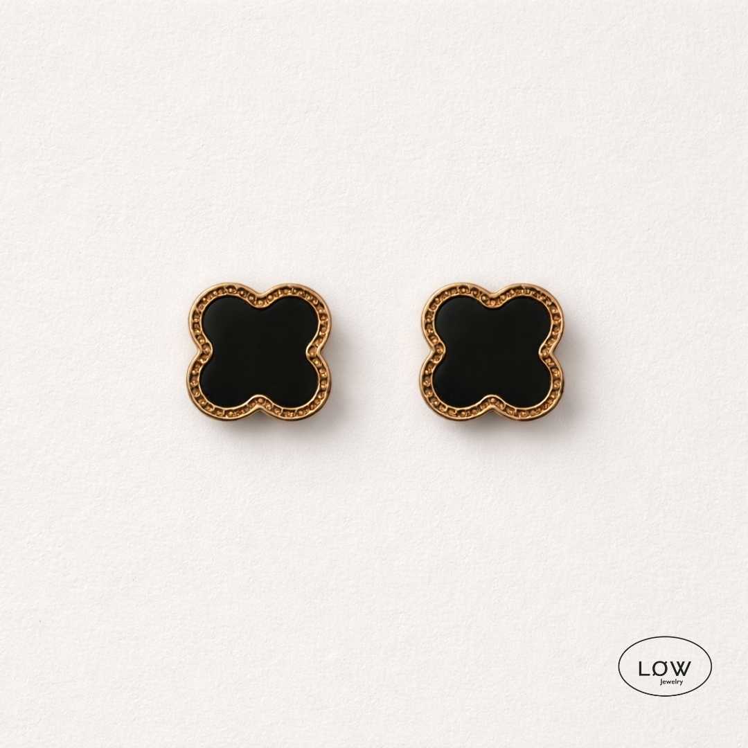 Øredobber Classic Clover Stud Earrings fra LØW Jewelry Ørepynt