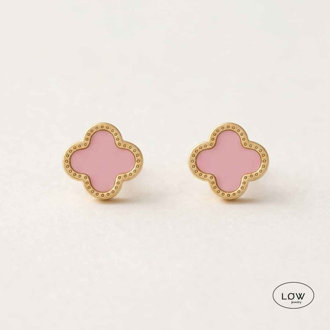 Øredobber Classic Clover Stud Earrings fra LØW Jewelry Ørepynt