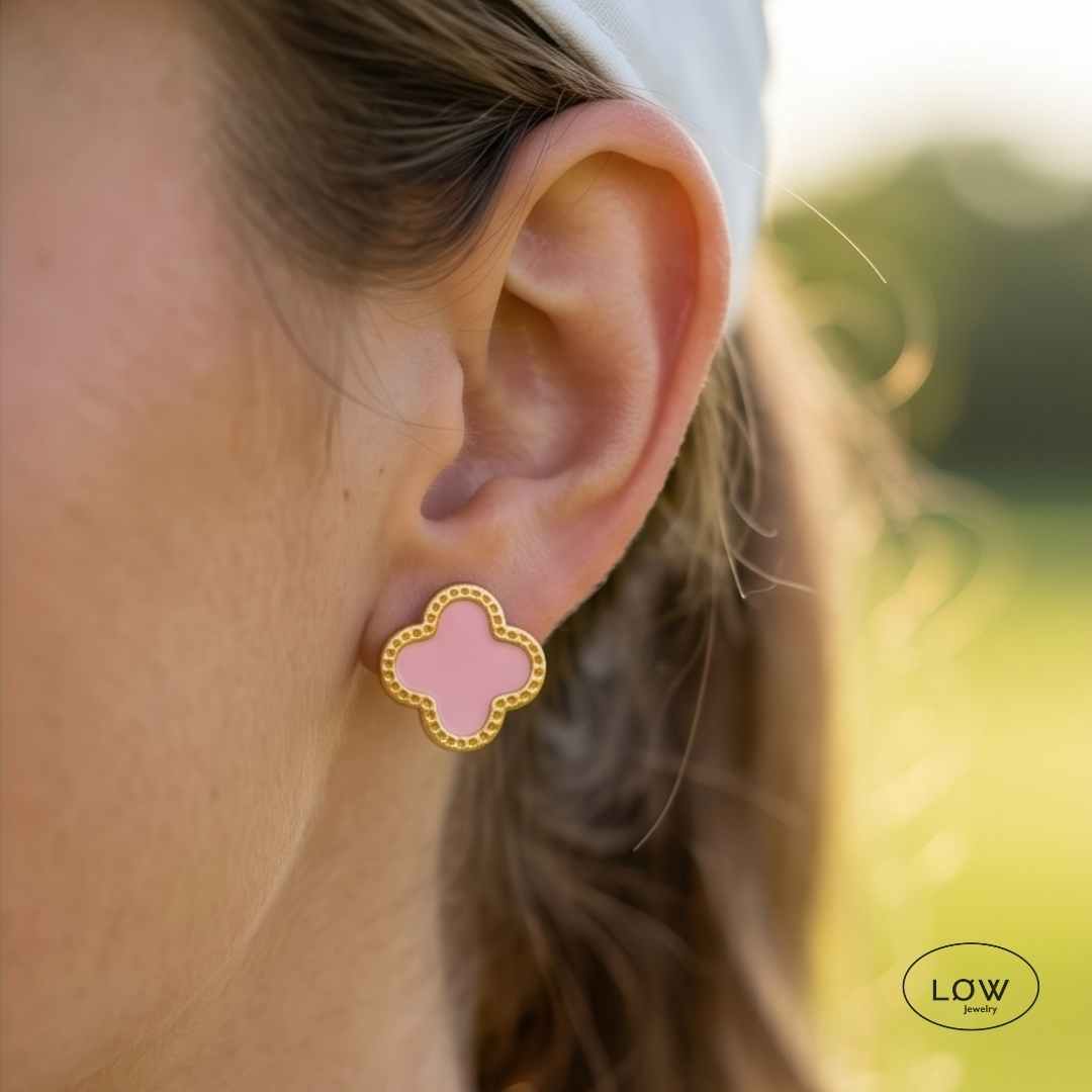 Øredobber Classic Clover Stud Earrings fra LØW Jewelry Ørepynt