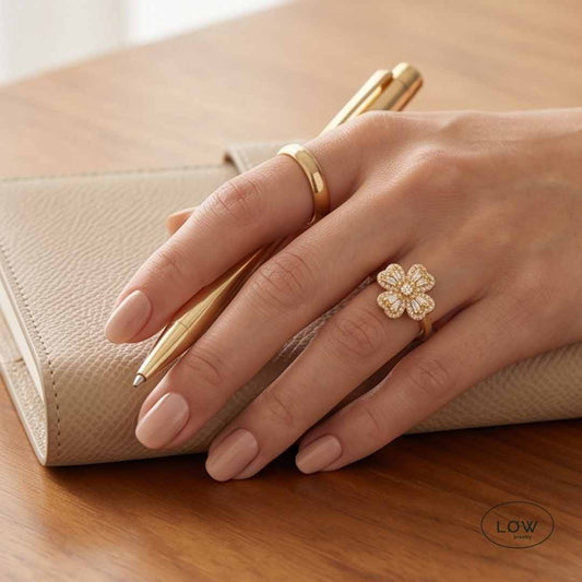 Clover Spinner Ring Gold fra LØW Jewelry fidget stressring