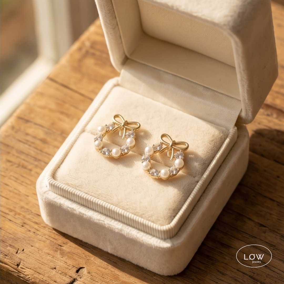 Colette Pearl Bow Stud Earrings Gold fra LØW Jewelry øredobber