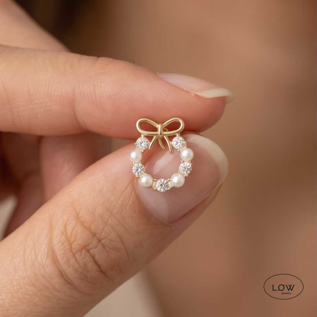 Colette Pearl Bow Stud Earrings Gold fra LØW Jewelry øredobber