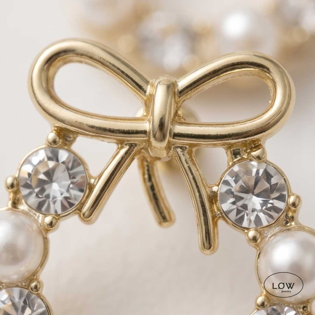 Colette Pearl Bow Stud Earrings Gold fra LØW Jewelry øredobber