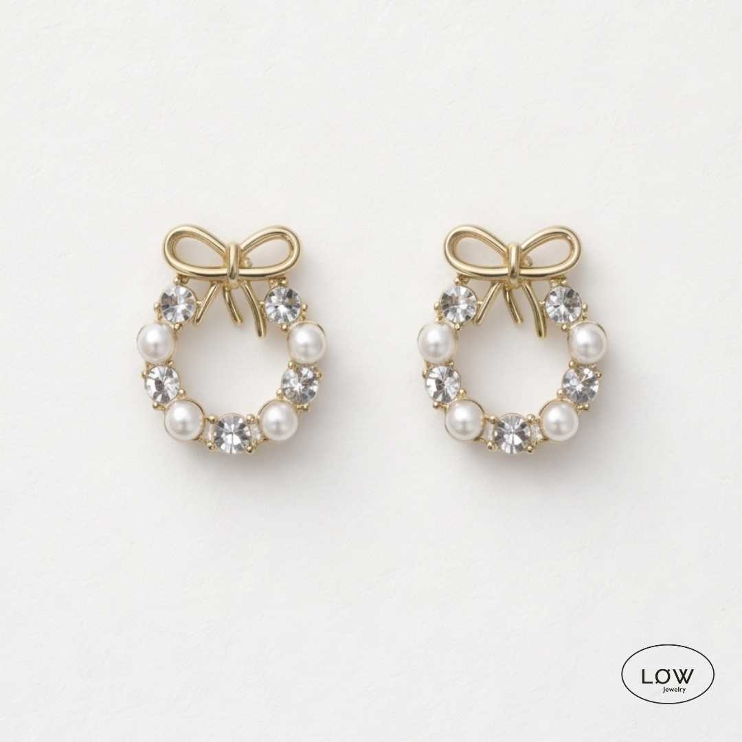 Colette Pearl Bow Stud Earrings Gold fra LØW Jewelry øredobber