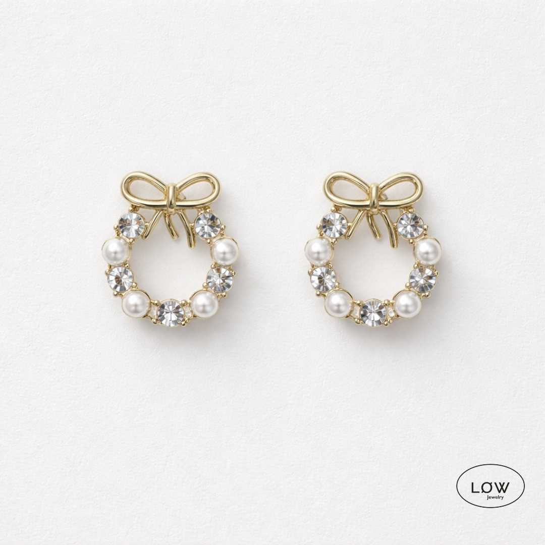 Colette Pearl Bow Stud Earrings Gold fra LØW Jewelry øredobber
