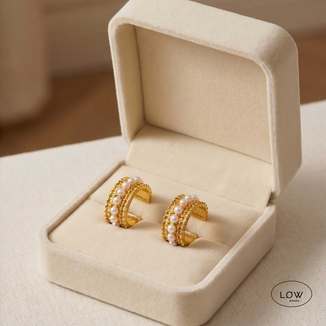 Colette Pearl Crescent Stud Earrings Gold fra LØW Jewelry