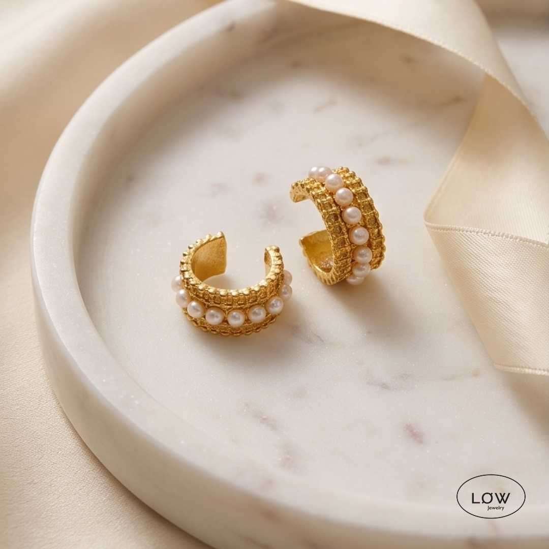 Colette Pearl Crescent Stud Earrings Gold fra LØW Jewelry