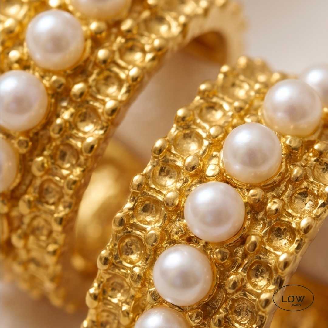 Colette Pearl Crescent Stud Earrings Gold fra LØW Jewelry