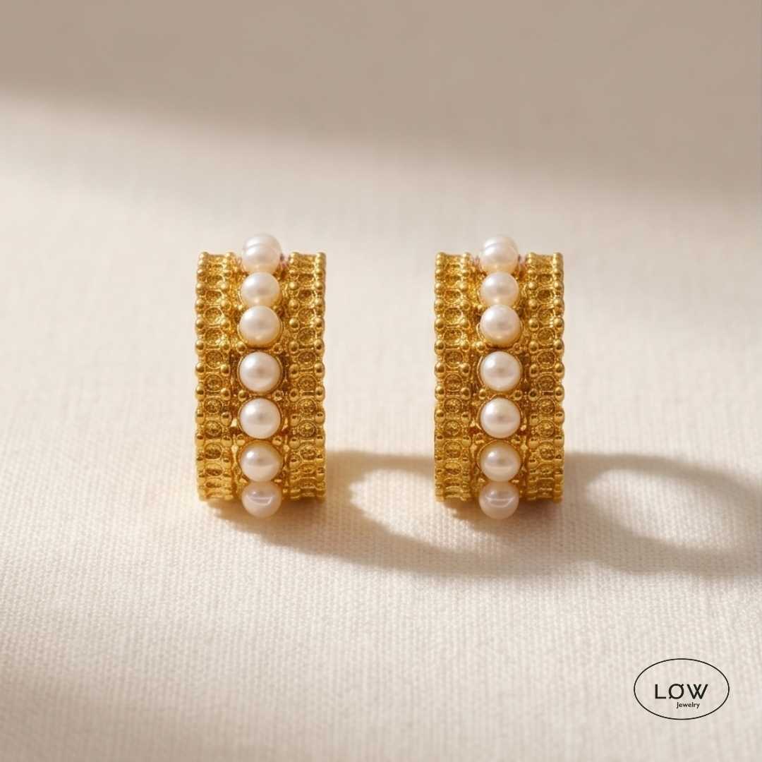 Colette Pearl Crescent Stud Earrings Gold fra LØW Jewelry