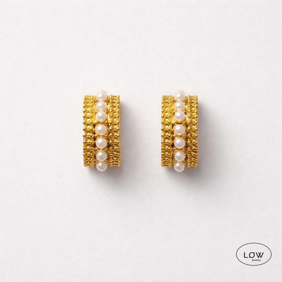 Colette Pearl Crescent Stud Earrings Gold fra LØW Jewelry