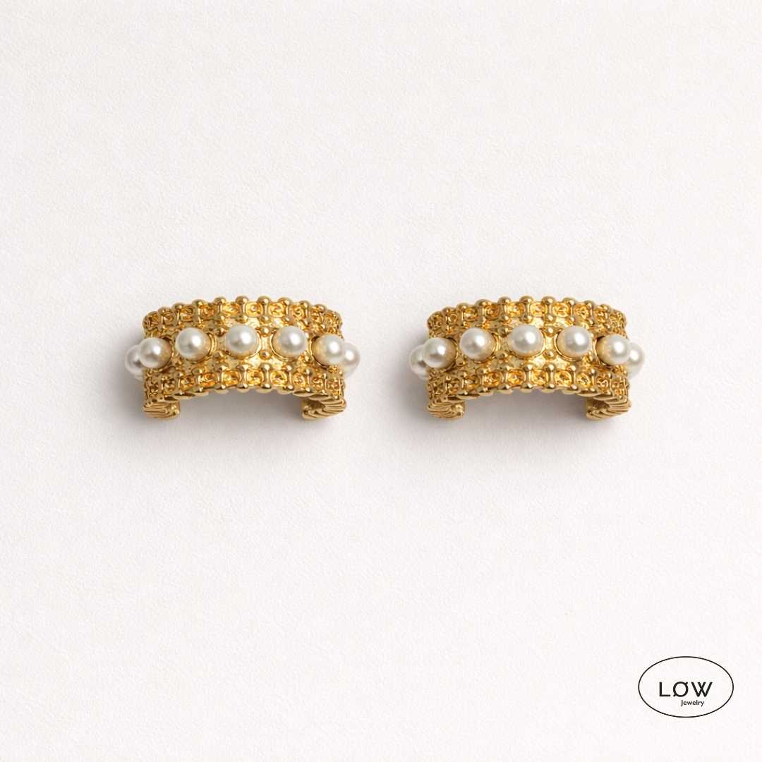 Colette Pearl Crescent Stud Earrings Gold fra LØW Jewelry