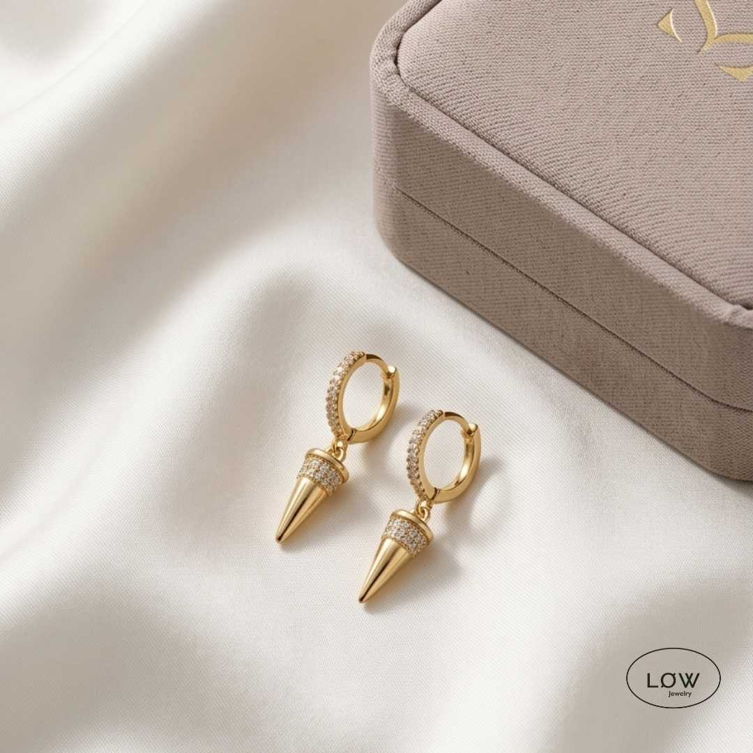 Éclat Spike Charm Hoop Earrings Gold fra LØW Jewelry øreringer