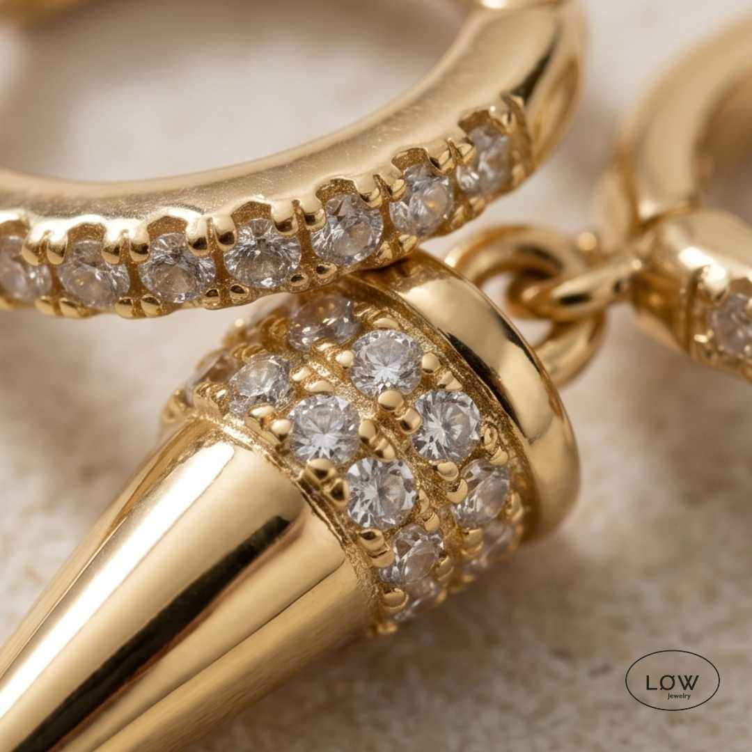 Éclat Spike Charm Hoop Earrings Gold fra LØW Jewelry øreringer